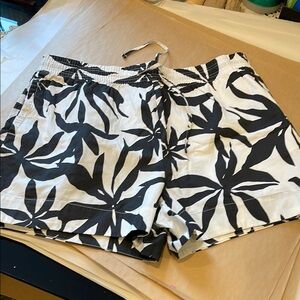 Free Assembly Leaf Print Shorts Women’s XL – Drawstring Waist, Relaxed Fit, NWT